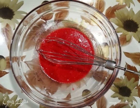 В свекольный сок добавить соль, масло, крахмал и хорошо размешать. Добавить муку и замесить тесто.