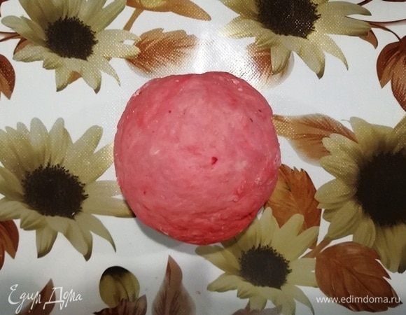 Тесто получилось довольно тугим. Оборачиваем тесто пленкой или кладем в полиэтиленовый пакет. Оставляем его на время, пока готовим начинку. Тесто станет очень мягким и податливым.