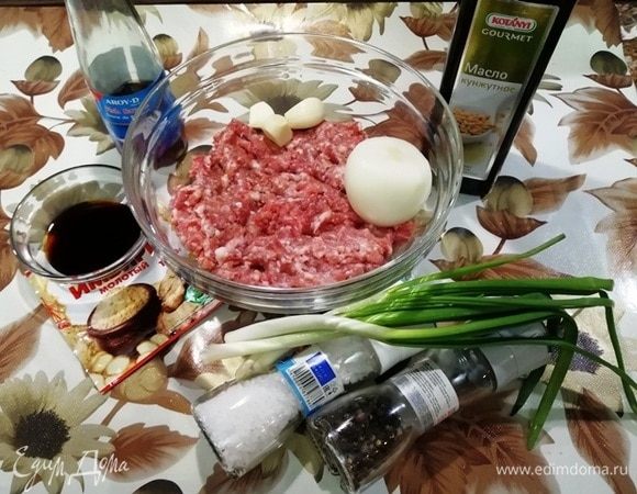 Подготовьте ингредиенты для начинки. Фарш у меня домашний (свинина и говядина).