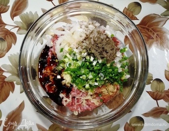 Лук репчатый и зеленый нарежьте, чеснок натрите. Смешайте фарш со специями, кунжутным маслом, устричным и рыбным соусами.