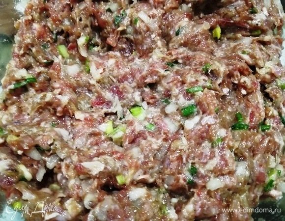 Фарш получился немного вязким и сочным. Если у вас фарш недостаточно сочный, добавьте в него немного ледяной воды.