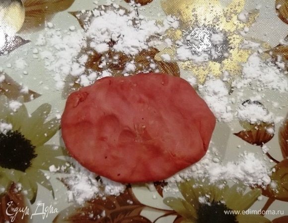 Рабочую поверхность посыпьте крахмалом и выложите тесто. Оно отдохнуло, стало мягким и податливым.