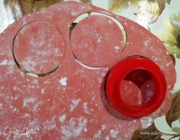 Разделите тесто на 2 части, раскатайте очень тонко (толщина тетрадного листа). Вырежьте круглые заготовки. Мои получились диаметром 8 мм. Пока работаете с тестом, накрывайте полученные заготовки полотенцем, чтобы они не заветрились и не подсохли.