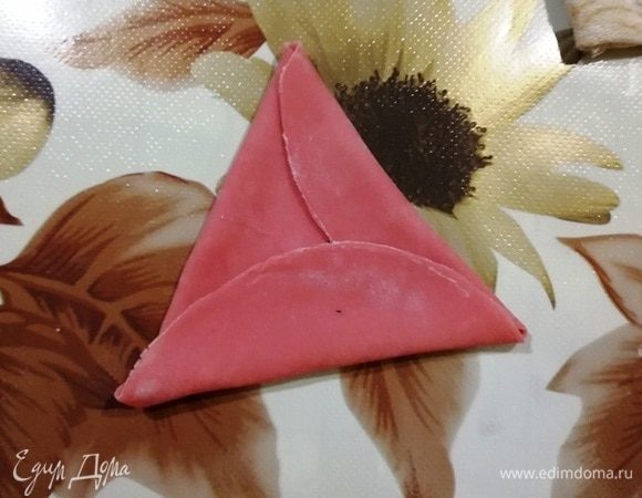 Заверните 3 стороны теста к центру. Получившийся треугольник переверните. 