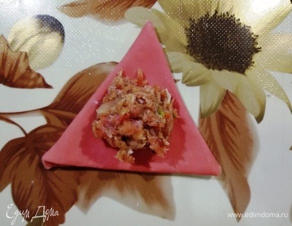 Положите в центр чайную ложку начинки.