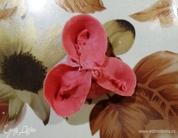 Разогните уголки треугольника, которые оказались внизу. Получился вот такой цветочек. Из указанного количества теста и фарша у меня получилось 20 пельменей. 