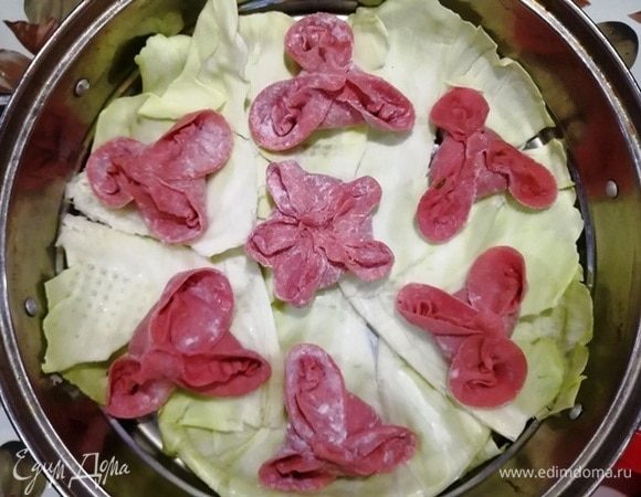 Когда вода в кастрюле закипит, поставьте уровни и готовьте пельмени на пару 15–20 минут.