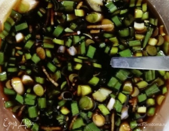 Приготовьте соус. В соевый соус добавьте нарезанный зеленый лук и натертый чеснок. Перемешайте.