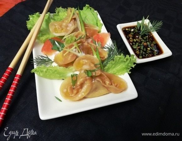 Украсьте блюдо по желанию и подавайте китайские паровые пельмени к столу. В лепесточки я добавила немного растопленного сливочного масла.