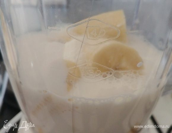 Доливаем молоко в блендер и тщательно взбиваем.