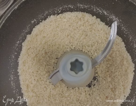 Очищенный миндаль измельчаем в муку. Либо использовать уже готовую миндальную муку из магазина.