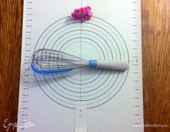 А это коврик для теста с мерными делениями Roll и венчик со скребком 2-в-1 Whiskle, которые уже облегчают мои кулинарные хлопоты. 