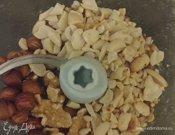 Измельчаем смесь из орехов (кешью, фундук, грецкие, миндаль, арахис).