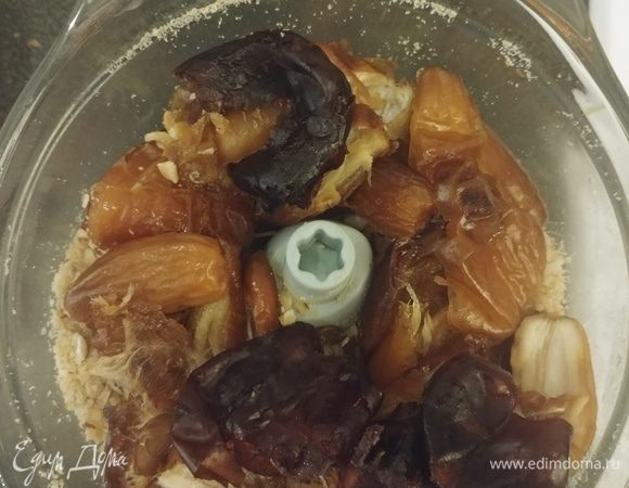 Добавляем к смеси финики (без косточек) и еще раз все измельчаем.