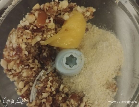 Затем добавляем мед (или кленовый сироп), кокосовое масло (твердое) и перемолотый в муку миндаль. Тщательно все перемешиваем.