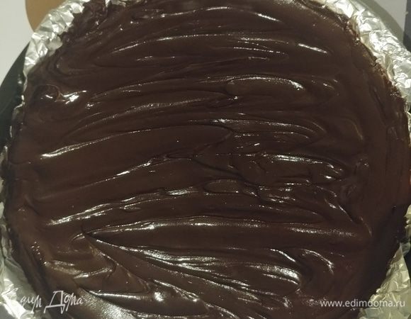 Покрываем ореховую смесь шоколадом.