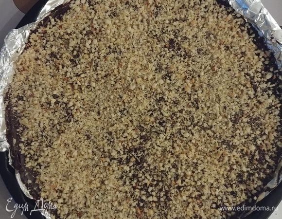 Посыпаем измельченными орехами либо кокосовой стружкой — это уже по вашему вкусу. Убираем в холодильник и ждем, когда шоколад полностью застынет. 