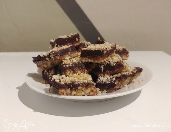 Достаем нашу вкуснятину из холодильника и разрезаем на порционные кусочки. Подаем с чаем или кофе. Приятного аппетита!😋😋😋
Совет: если вы хотите использовать батончики в виде перекуса и всегда иметь их под рукой, например, в вашей сумочке, то  каждый нарезанный кусочек можно обернуть фольгой и хранить в морозилке👍