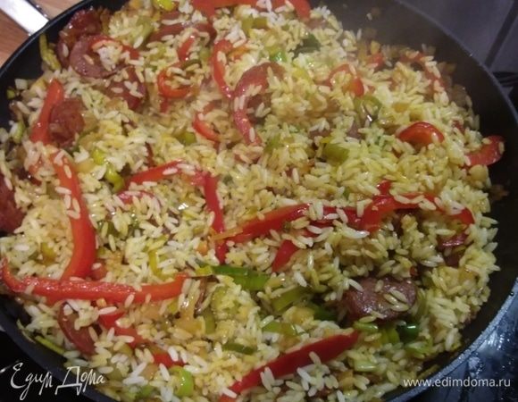 Добавить рис и маслины, перемешать, посолить, поперчить и добавить порошок сладкой паприки. Обжарить, помешивая, еще минуты 2-3.