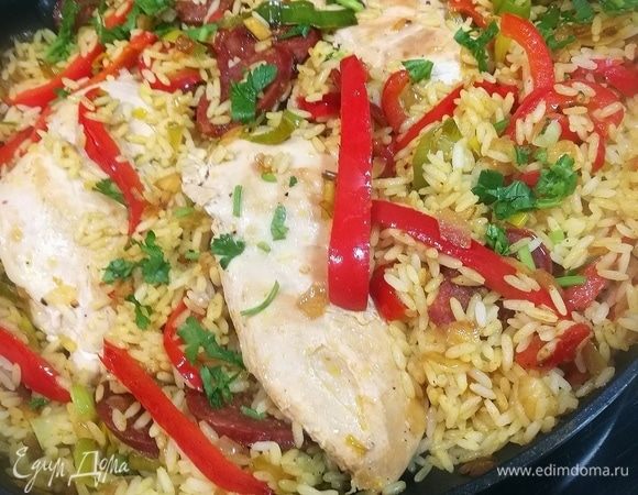 Выложить в сковороду куриное филе, прогреть. Подавать, посыпав рубленной петрушкой. 