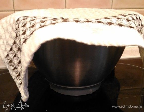 Накрываем тесто  кухонным полотенцем и убираем в теплое место на 1–2 часа в зависимости от того, насколько это место будет теплым. Если в помещении будет прохладно, как было у меня, например, то может подходить полдня. В таком случае его можно смело замешивать на ночь.