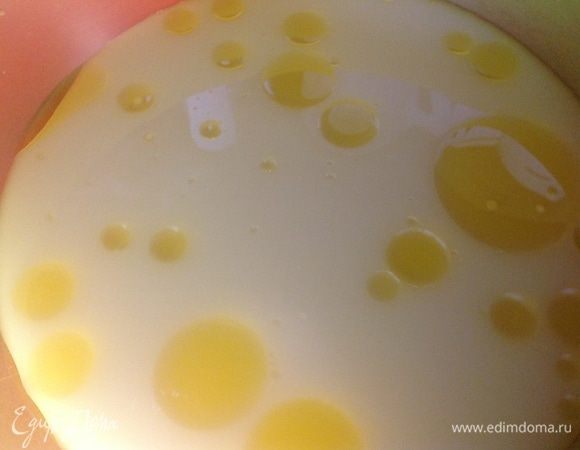 В теплой воде разводим дрожжи, сахар, соль, добавляем оливковое масло.