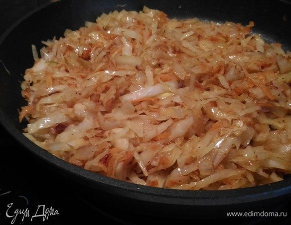 А пока наше тесто подходит, займемся приготовлением начинок.
Начинка №1. Обжарим на растительном масле 1 морковь (предварительно натереть ее на терке) и одну  луковицу. Затем добавить нашинкованную капусту (примерно 500 граммов), 1 чайную ложку томатной пасты, соль, сахар и черный молотый перец по вкусу.
Тушить все это, помешивая, на сильном огне минут 5 и отставить. Крышкой не накрывать в процессе приготовления.