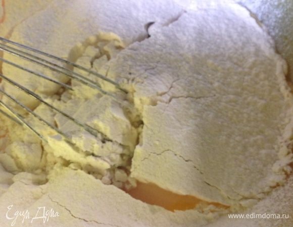 Просеиваем пшеничную муку (400 г).