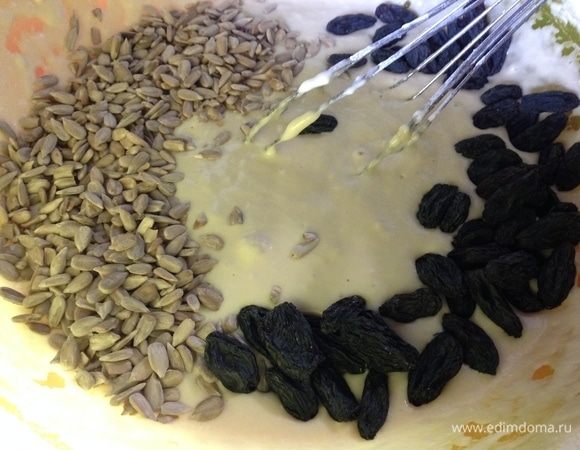 Замешали жидкое тесто, добавляем семечки и изюм без косточек.