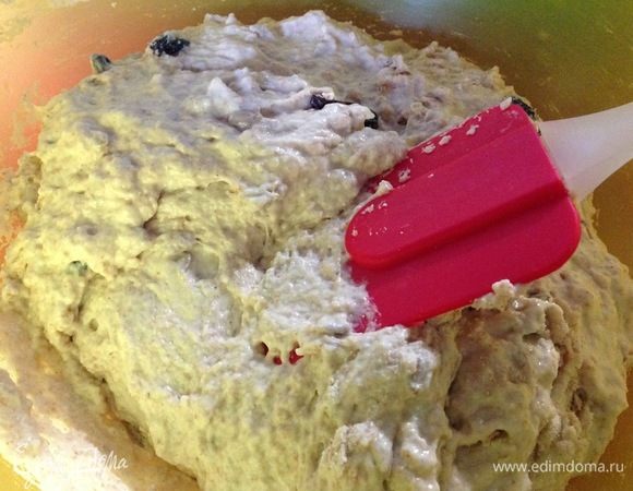 Вот такое выходит тесто, оно уже не жидкое, но бесформенное.