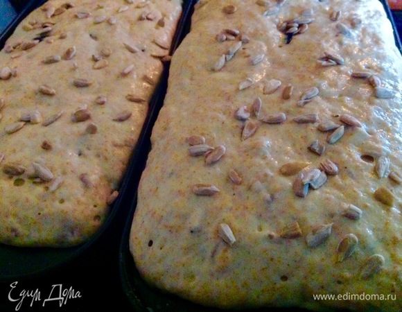 Тесто в формах у меня стояло 30 минут в теплой духовке, подходило, затем я их вынула и поставила в другое теплое место еще на 30 минут — итого 1 час, а духовку включила на нагрев 180°С.
