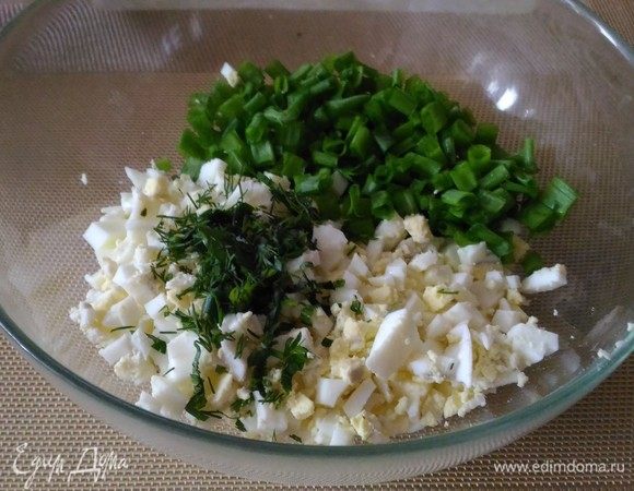 Для приготовления начинки № 2 отвариваем 4 яйца, нарезаем зеленый лук. Я добавила еще зелень укропа и петрушки. Начинку солим по вкусу и перемешиваем с двумя столовыми ложками растительного масла. Все готово!