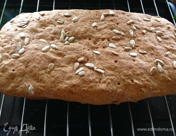 Горячий хлеб ставим остывать на решетку. 