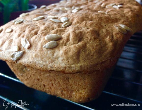 Вот такой он не презентабельный, но очень вкусный, кирпичик с хрустящей корочкой. Не выдержала и отрезала горячий:) Мне так нравится хлеб с семечками, изюм, кстати, здесь совсем не лишний, главное, его много не класть, горсточка, и достаточно.