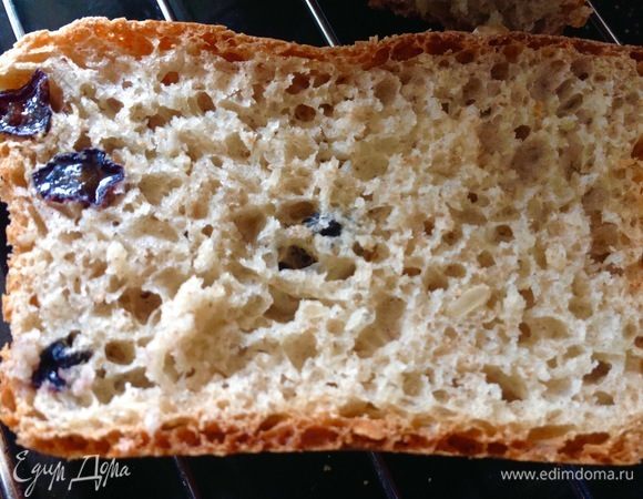 Вот видите, какая у него структура в разрезе — дырчатый, но совсем слегка влажный. 
Очень вкусный хлебушек, и без мороки совсем.