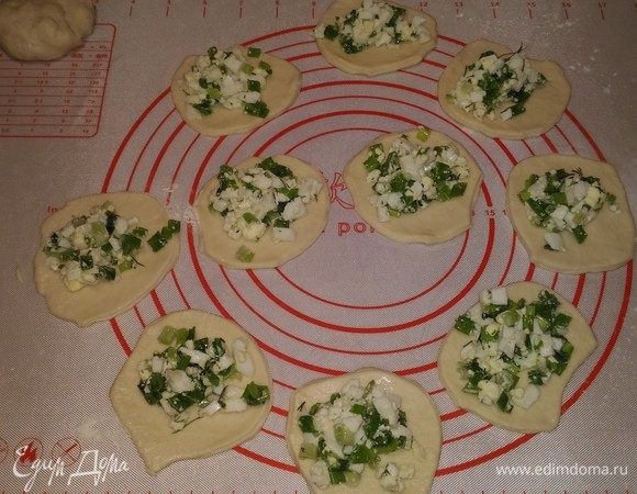 Я раскатываю тесто в пласт на кондитерском коврике и вырезаю кружочки. Раскладываю начинку и формирую пирожки. Тесто очень приятное, эластичное — работать с ним одно удовольствие!