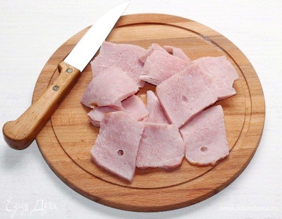 Окорок разрезаем на тонкие ломтики.
