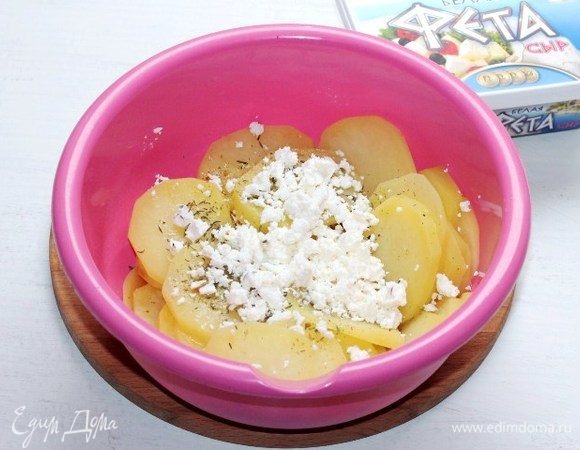 Смешиваем картофель с раскрошенным сыром, чесноком, топленым маслом и приправой. Добавляем по вкусу соль и перец.
