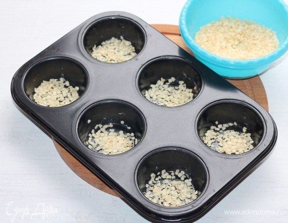 Смазываем форму для запекания сливочным маслом и посыпаем дно пшенными хлопьями (1,5 ст. л.).
