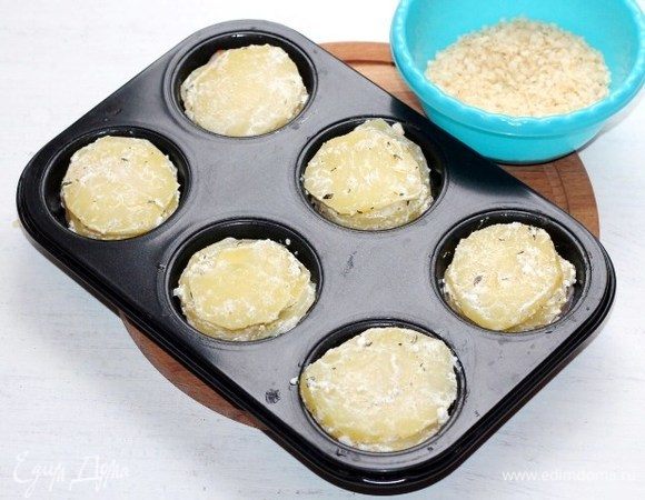 Выкладываем в формочки пластины картофеля, затем пластины окорока (по 2 шт. на формочку) и закрываем картофелем. 