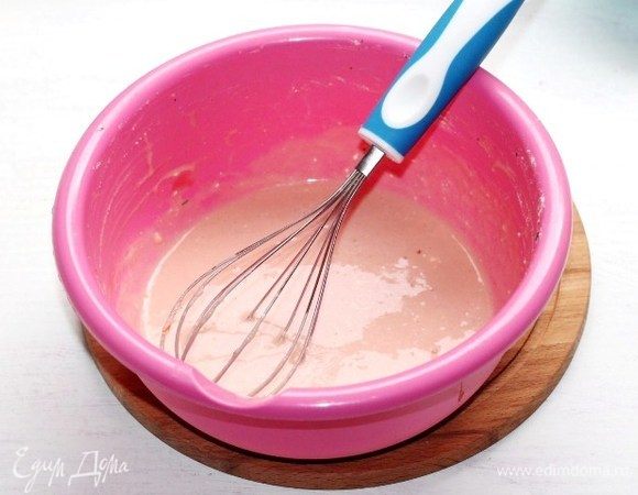 Приготовим сметанную заливку. Взбиваем венчиком: кетчуп, сметану, растительное масло и 2 куриных яйца. Добавляем соль и молотый перец.
