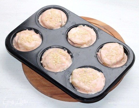 Заливаем стожки сметанной заливкой. По небольшой щепотке посыпаем сверху пшеничными хлопьями. 