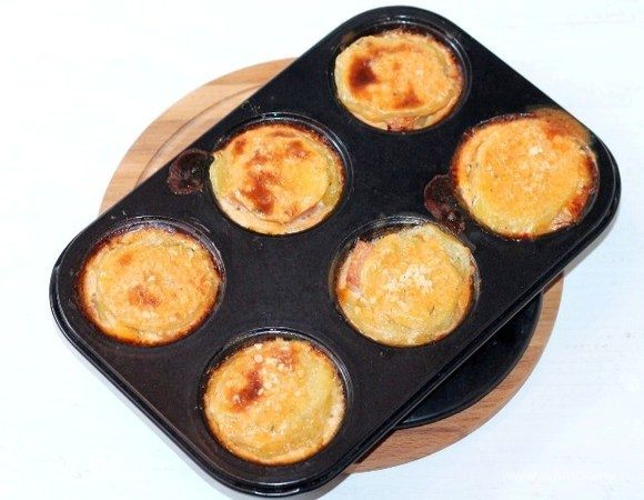 Отправляем формочки в заранее прогретую до 180°С духовку до запекания картофеля, минут на 30.
