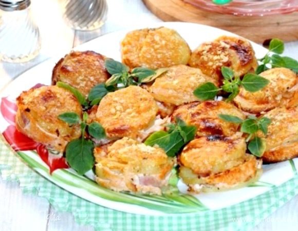 Подаем картофельные «стожки», посыпав зеленью. Приятного аппетита!