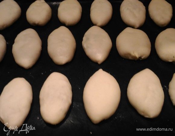 Формируем пирожки и даем тесту расстояться минут 30–40. Затем выпекаем в разогретой духовке минут 15–20 при температуре 190°С до золотистого цвета.  