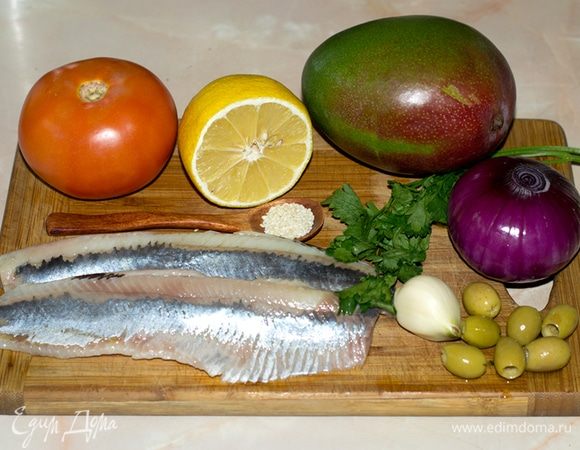 Нарезать все ингредиенты. Полить соком половины лимона. Перемешать.