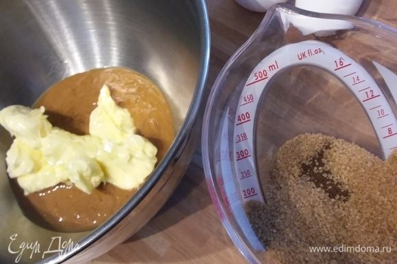 Для теста взбить размягченное сливочное масло с арахисовой пастой. Сахар смешать с ванильным сахаром (у меня ванильный порошок).