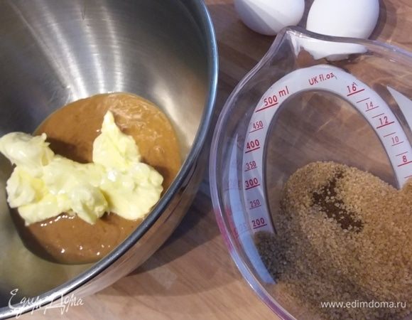 Для теста взбить размягченное сливочное масло с арахисовой пастой. Сахар смешать с ванильным сахаром (у меня ванильный порошок). 