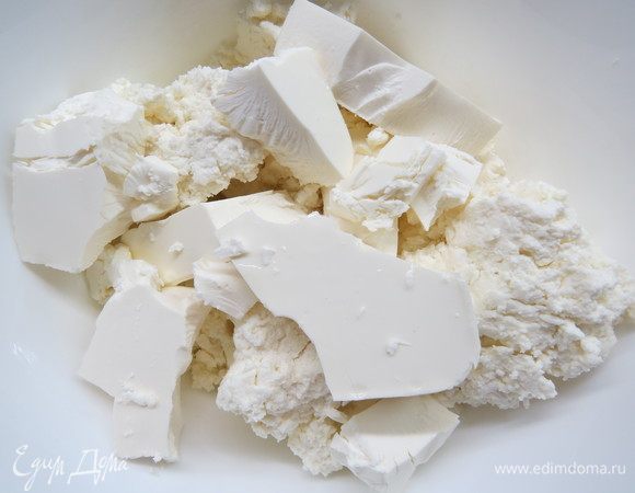 Брынзу кладем в миску, крошим вилкой.