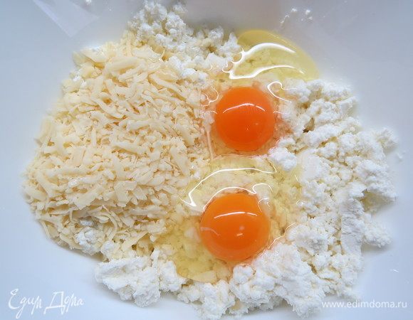 Добавляем к брынзе творог, тертый сыр и яйцо.